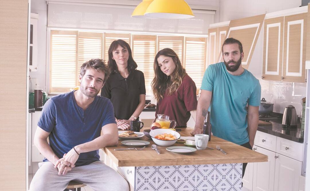 En la película dirigida por José Ramón Chávez, una chica, cuyo prometido muere, obtiene la ayuda de un psicólogo y sus amigos; crea una lista de tareas que le ayudarán a restaurarse. Foto: Cortesía.