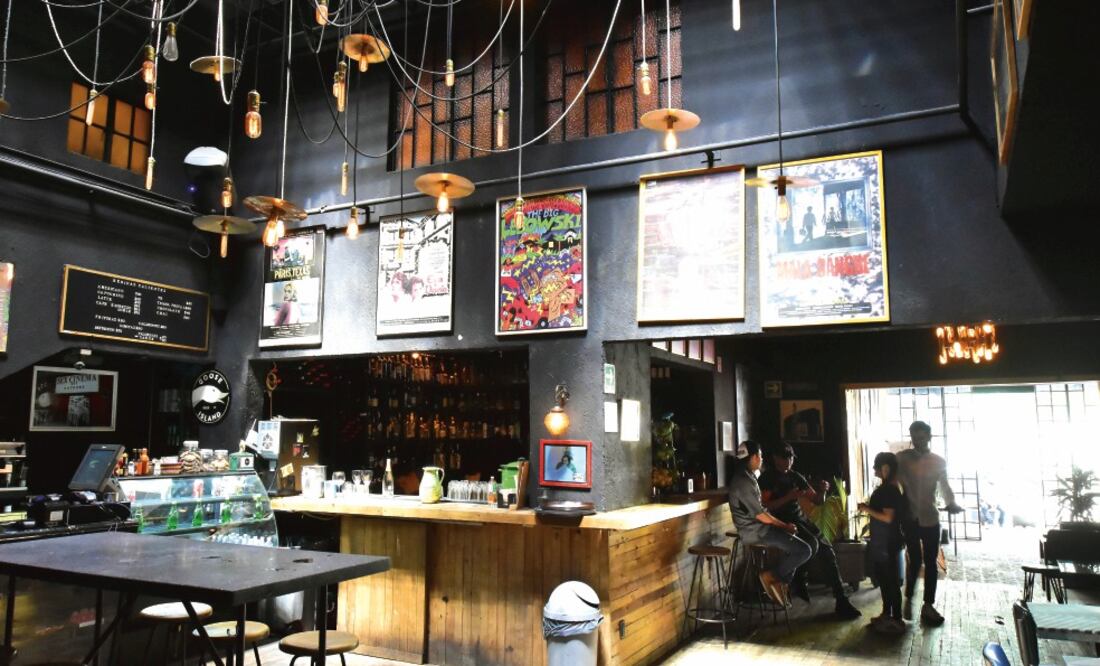 La semana pasada, cámaras de seguridad captaron el momento en que tres sujetos armados ingresaron al cine Tonalá, ubicado en la colonia Roma, amenazaron a los empleados y clientes del lugar para despojarlos de sus pertenencias (ARCHIVO. EL UNIVERSAL)