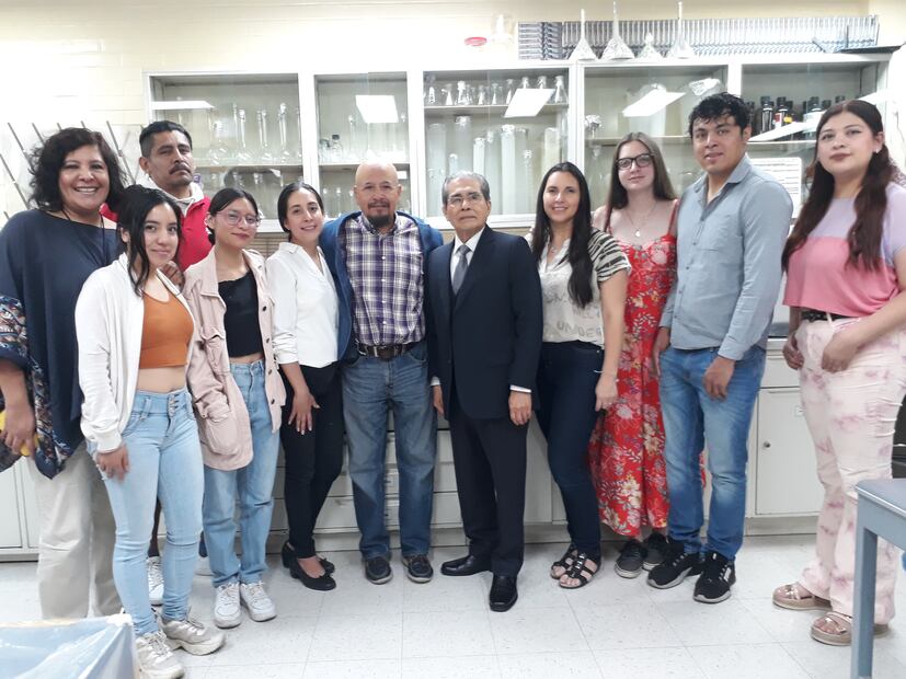 Integrantes del Instituto de Investigaciones Biomédicas de la UNAM; al centro (camisa a cuadros) el investigador Jorge Morales Montor