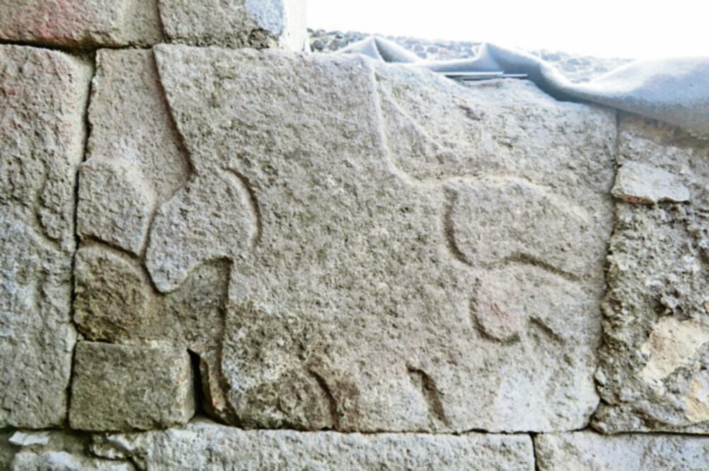 Un equipo de arqueólogos del INAH halló vestigios de garras de felinos en muros del emblemático edificio.