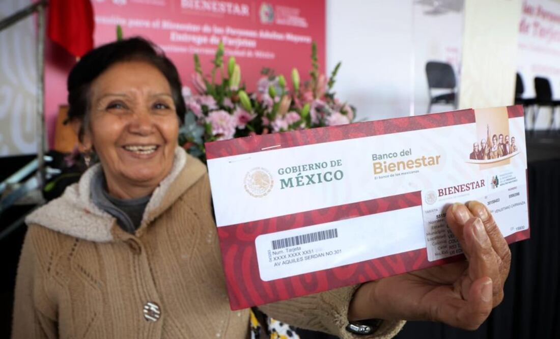 En la Ciudad de México, la Secretaría del Bienestar estima que hay 852 mil adultos mayores que deben obtener el nuevo plástico. Foto. Especial