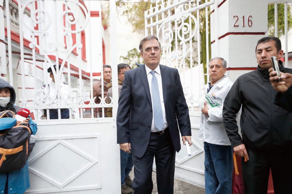 Marcelo Ebrard, propuesto como próximo canciller, se reunió ayer con el titular de la SRE, Luis Videgaray para acordar la transición. Foto: IRVIN OLIVARES. ELUNIVERSAL