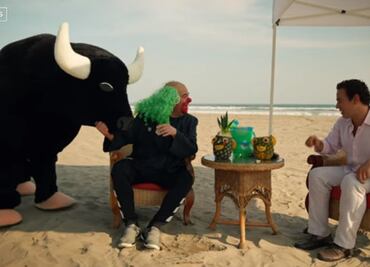 En medio de sol, arena y mar, Brozo y Loret encuentran a "El Toro" en Acapulco