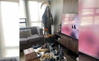 Narco “La Rana”, entre altar a la muerte, corridos de Los Rayos del Norte, drogas y armas doradas; EU difunde foto de como vivía