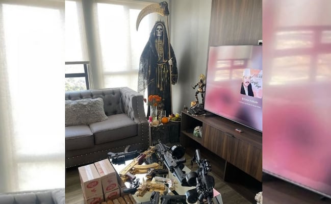 Narco “La Rana”, entre altar a la muerte, corridos de Los Rayos del Norte, drogas y armas doradas; EU difunde foto de como vivía