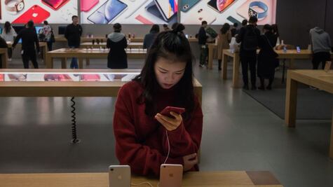 ¿Apple puede “caer en desgracia” en China por el conflicto comercial con EU?
