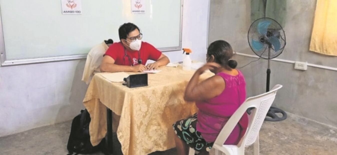 Reconocen labor de doctor en bici