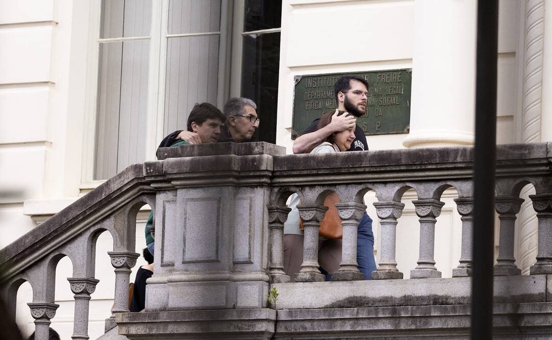 Parientes de víctimas de un choque de avión llegan a la sede del instituto de medicina legal para reconocer los cuerpos en Sao Paulo. FOTO: AP