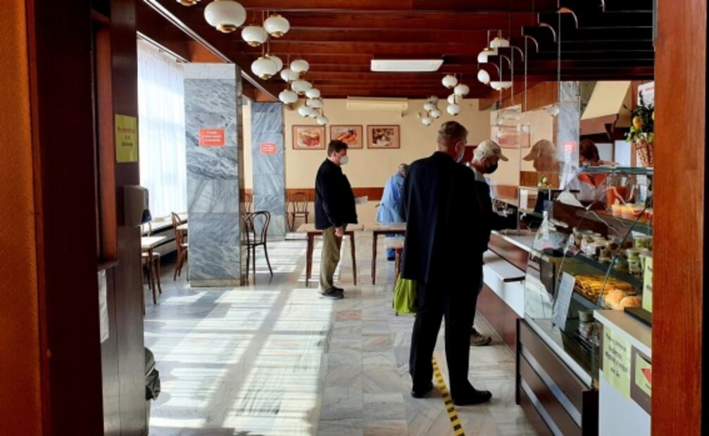 Así funcionan los bares de leche en Polonia ante la pandemia por Covid-19