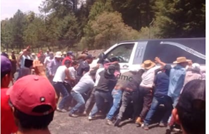 Queman carroza fúnebre en Edomex tras una fake-news de vecinos en WhatsApp