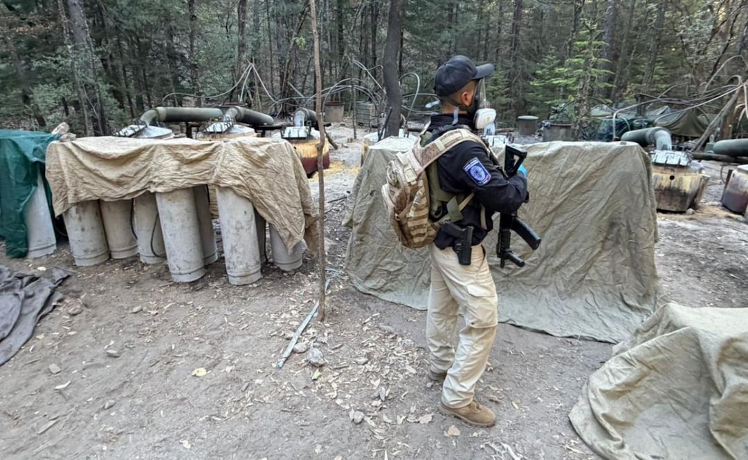 En operativo conjunto de la Agencia Estatal de Investigaciones (AEI), Defensa y la Fiscalía Especializada en Operaciones Estratégicas, localizaron dos laboratorios de metanfetamina. Foto: Tomadas de la FGE de Chihuahua