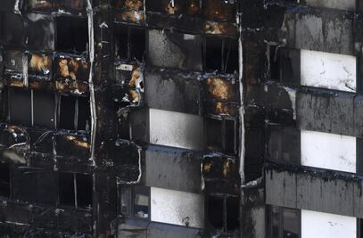 La reina Isabel II envía condolencias tras incendio de Londres