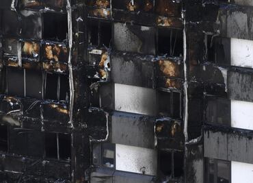 La reina Isabel II envía condolencias tras incendio de Londres