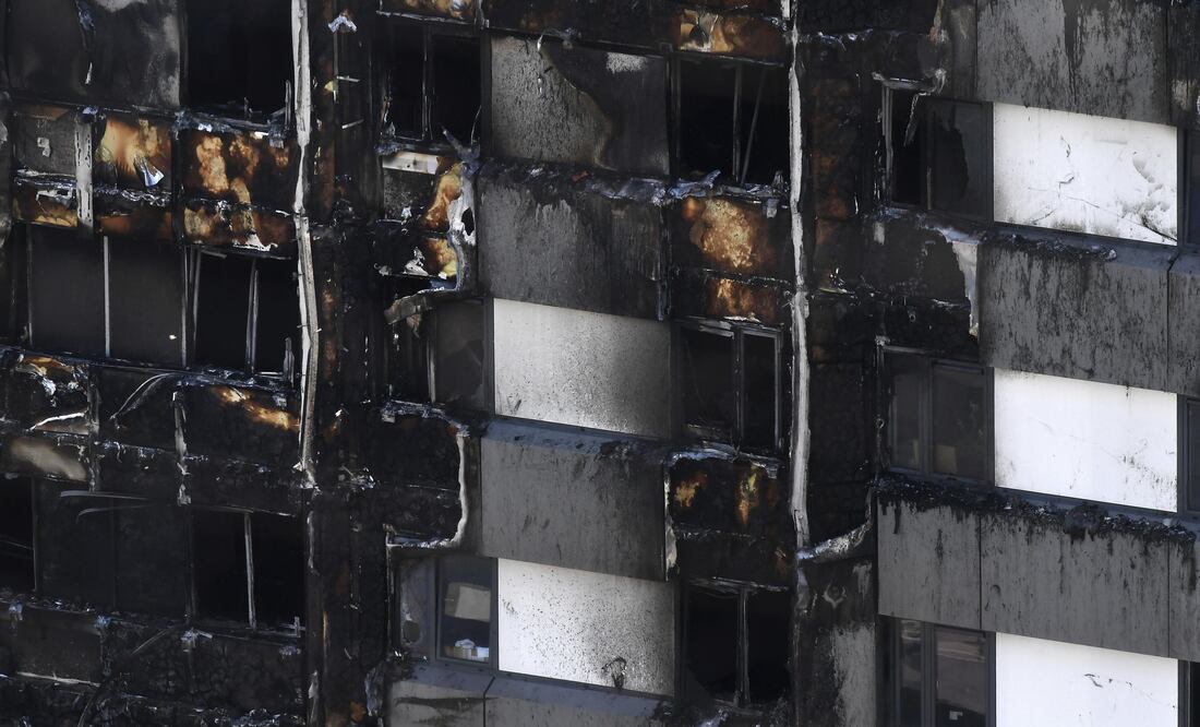 Vista de una sección de la Grenfell Tower, en la que el miércoles se originó un el devastador incendio, en el barrio de North Kensington. (EFE)