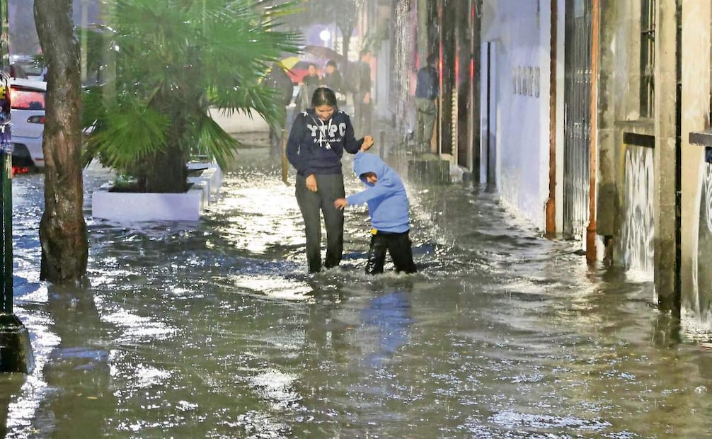 En calles de la colonia Doctores, alcaldía Cuauhtémoc, el nivel del agua llegó a las
rodillas de las personas. Foto: VALENTE ROSAS/EL UNIVERSAL