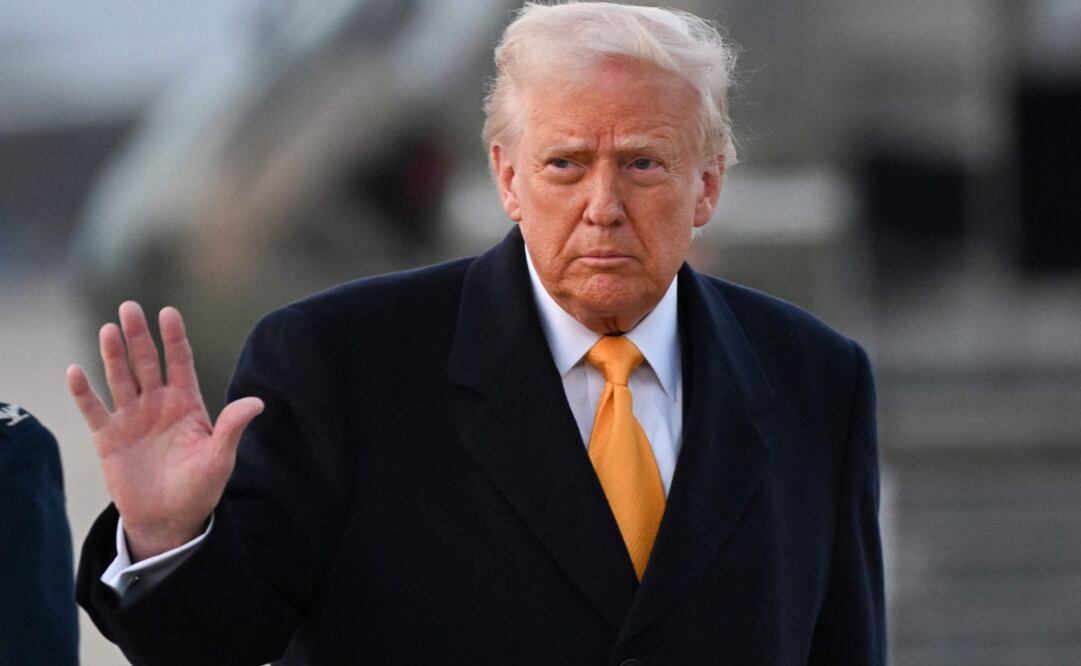 El presidente de Estados Unidos, Donald Trump, saluda mientras se dirige a bordo del Air Force One en la Base Conjunta Andrews, en Maryland, el 7 de marzo de 2025. Trump viaja a su resort Mar-a-Lago, en Florida. Foto: AFP