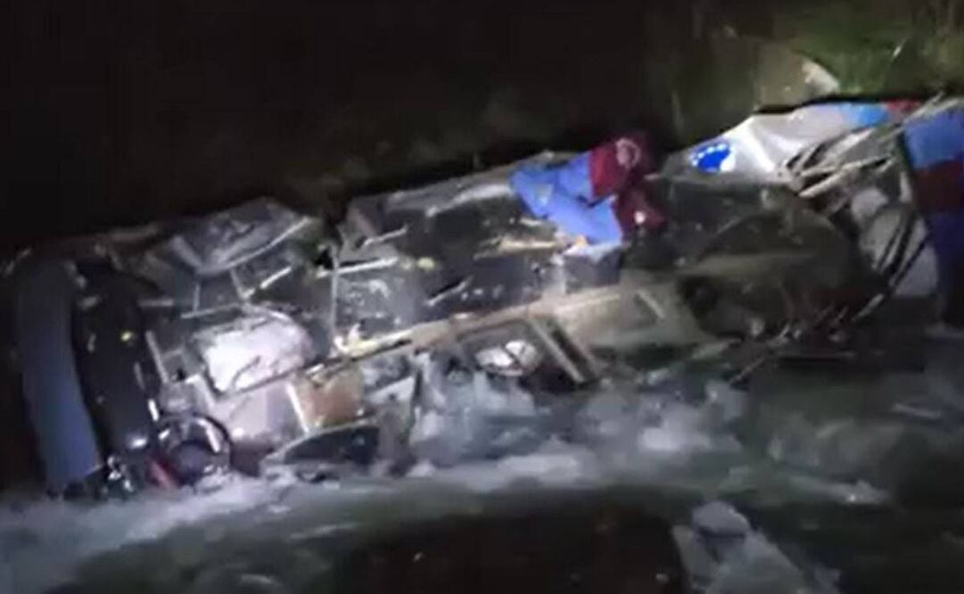 El accidente ocurrió la noche del domingo, cuando el vehículo de pasajeros volcó y rodó a un precipicio de más de 200 metros en la provincia de Celendín. Foto: Captura redes sociales