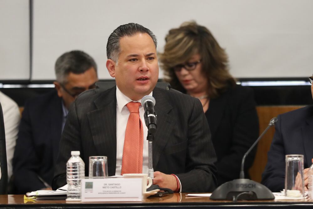 Titular de la Unidad de Inteligencia Financiera de la SHCP, Santiago Nieto Castillo, durante la reunión que mantuvieron con legisladores de la Tercera Comisión de la Permanente (LUCÍA GODÍNEZ. EL UNIVERSAL)