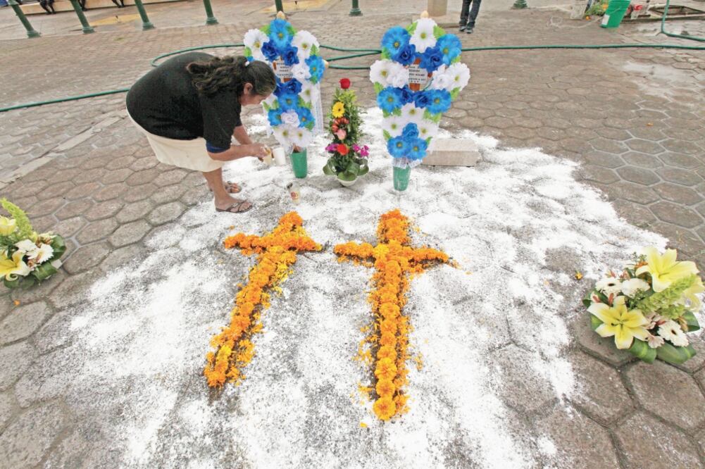 Pobladores de Ajalpan colocaron un altar en el lugar donde fueron golpeados los encuestadores. (ARCHIVO EL UNIVERSAL)