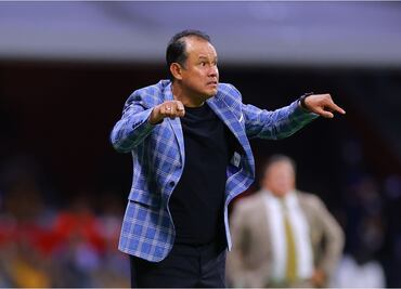 Juan Reynoso critica a la afición de Cruz Azul por abucheos a futbolistas