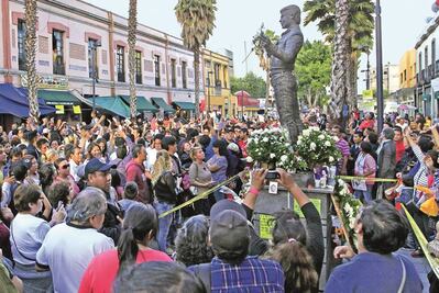 Imitadores y fans homenajean a #JuanGabriel por segundo día consecutivo