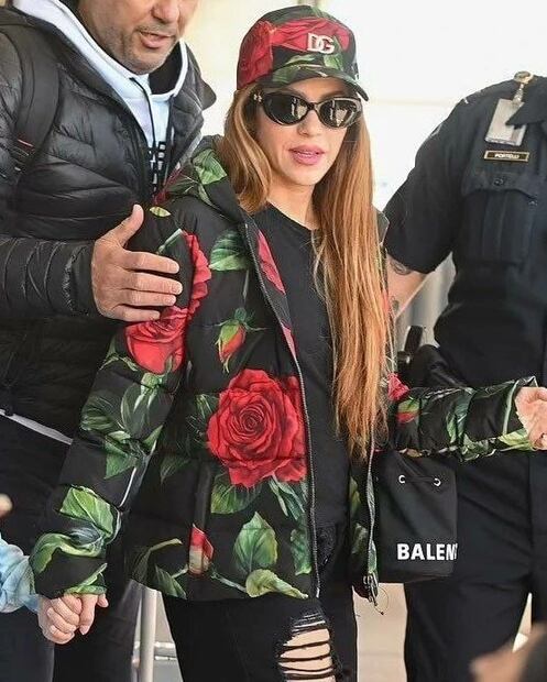No podrás creer cuánto cuesta el look urbano que Shakira usó en su viaje a New York