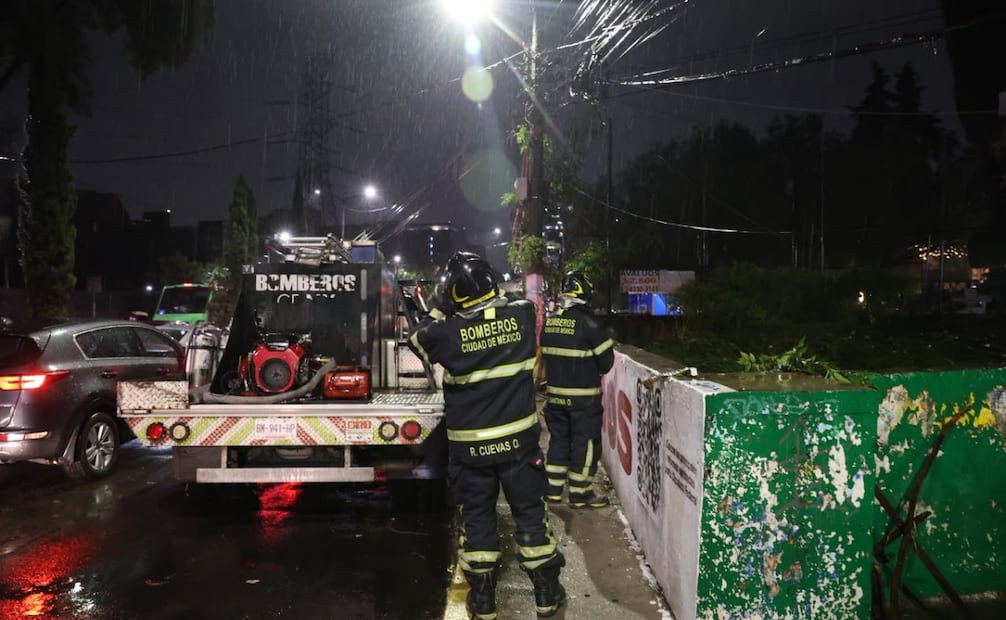Personal de servicios públicos y vecinos realizaron labores de limpieza para retirar los desechos y restablecer las condiciones en la zona afectada. | Foto: Osmar Alvarado | El Universal.
