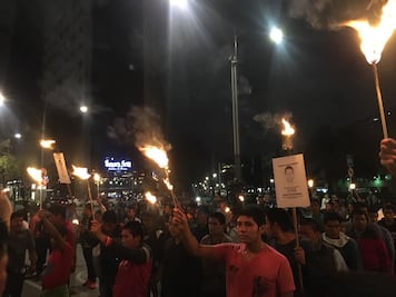 Con antorchas, familiares de los 43 protestan en antimonumento de Reforma