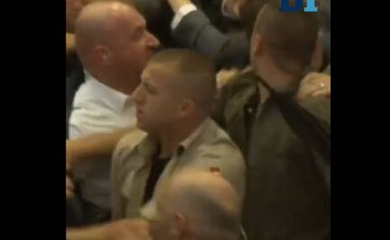VIDEO: Se armó pelea campal en el Parlamento de Kosovo entre diputados y ministros