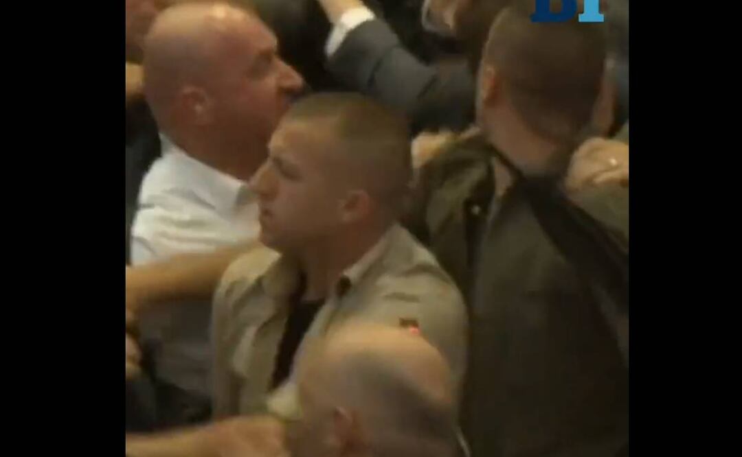 Un diputado le echó agua al jefe de gobierno lo que desencadenó una pelea a puñetazos entre decenas de personas, entre ellas diputados y ministros. Foto: Captura de pantalla