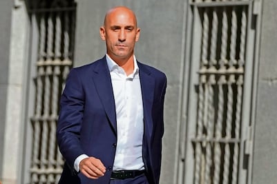Luis Rubiales es acusado de contratos irregulares, será detenido en España