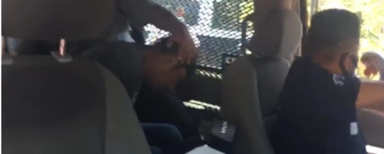 Con empujones, damnificados de Tabasco confrontan al secretario de Bienestar 