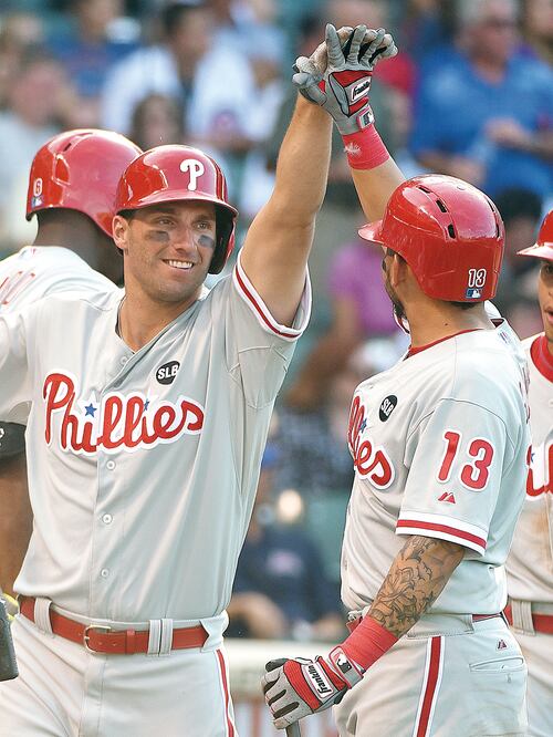 Francoeur (izq.) fue felicitado por sus compañeros al llegar a 'home' (DAVID BANKS. AP)