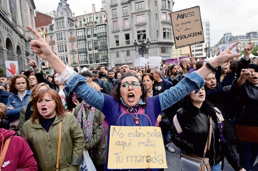 Mujeres lanzan consignas durante una protesta contra el fallo de la corte en el llamado caso de La Manada, en el que cinco hombres abusaron de una joven. (ELOY ALONSO. REUTERS)