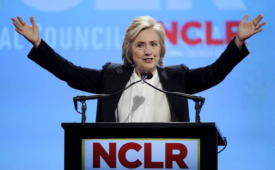 La ex secretaria de Estado Hillary Clinton, que también hoy presentó su plan económico en Nueva York, prometió "luchar cada día por una reforma migratoria integral con un camino a la ciudadanía"   Foto: Reuters