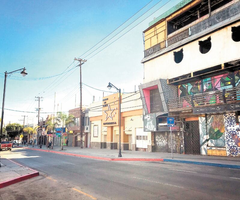 La calle Sexta, una de las principales arterias económicas de la ciudad, luce desolada, pues la mayoría de los negocios están cerrados. Foto: GABRIELA MARTÍNEZ. EL UNIVERSAL