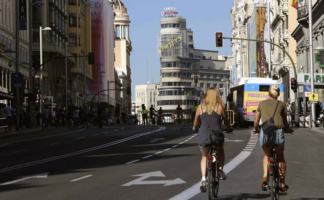 Deportan a mexicano de España por pasarse semáforo en bicicleta