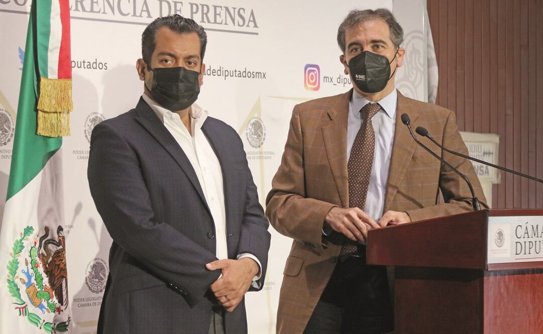 Sergio Gutiérrez (Morena), presidente de la Mesa Directiva de San Lázaro, y Lorenzo Córdova, consejero presidente del INE, ayer en la Cámara Baja. Foto: Carlos Mejía. EL UNIVERSAL