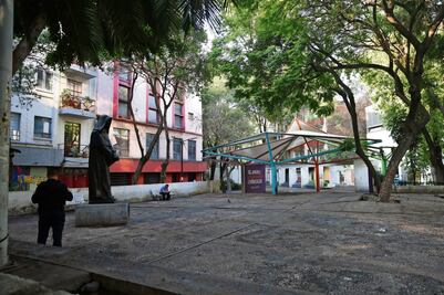 "Ya podemos vivir en santa paz", afirman vecinos tras desalojo de migrantes en Plaza Giordano Bruno