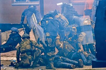 Se enfrentan manifestantes serbios y fuerzas de la OTAN