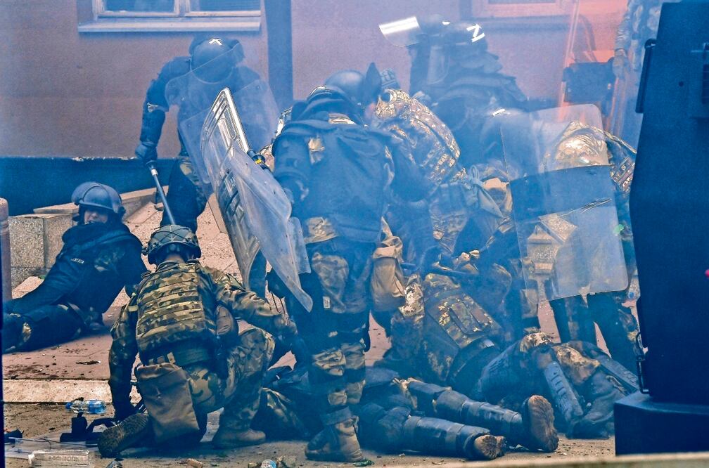 Soldados de las fuerzas de paz de la OTAN en Kosovo (KFOR) resultaron heridos este lunes tras un altercado con serbios frente al edificio del municipio de Zvecan.