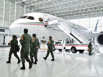 Guacamaya Leaks: Dejan en la basura bitácoras secretas de vuelos de AMLO