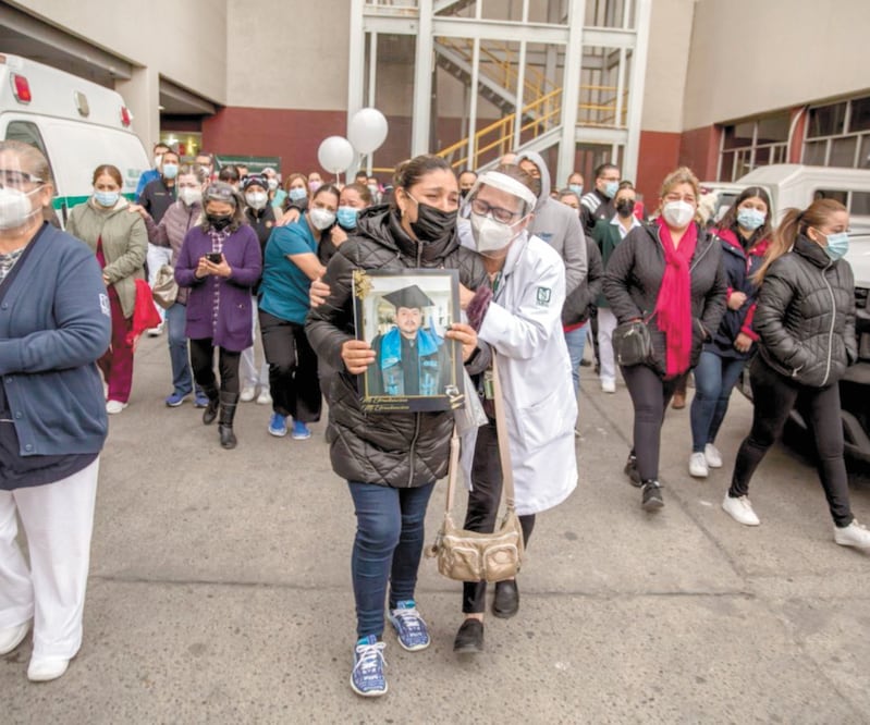 Personal del Hospital número 20 del IMSS, amigos y familia del doctor Arturo Avilés le rindieron un homenaje en el inmueble en el que trabajó durante varios años y en donde apoyó en la atención de pacientes con Covid. OMAR MARTÍNEZ. EL UNIVERSAL