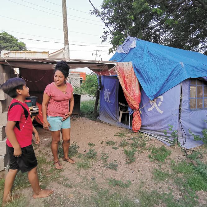 Sebastiana Celaya y sus hijos cumplen dos años viviendo en una de las casas de campaña de color azul que donó el gobierno de China. Foto/EDWIN HERNÁNDEZ. El UNIVERSAL