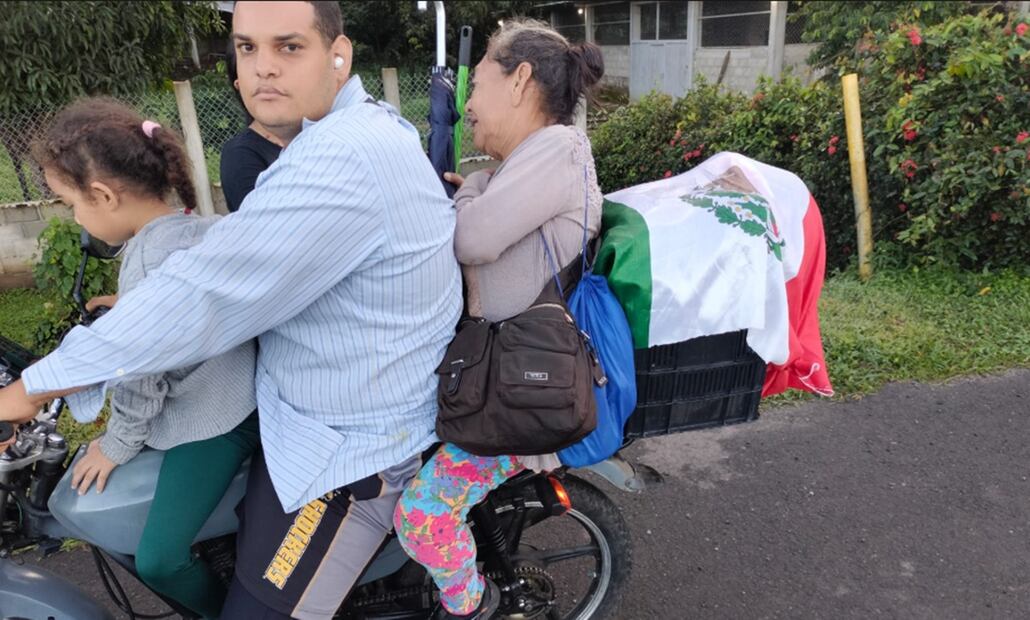 La caravana migrante “Éxodo de justicia” que salió el pasado miércoles de Tapachula, Chiapas, avanza por la carretera Costera y cuyo objetivo es llegar a la Ciudad de México en busca de papeles y trabajos bien remunerados, el 7 de agosto de 2025. Foto: María de Jesús Peters/EL UNIVERSAL
