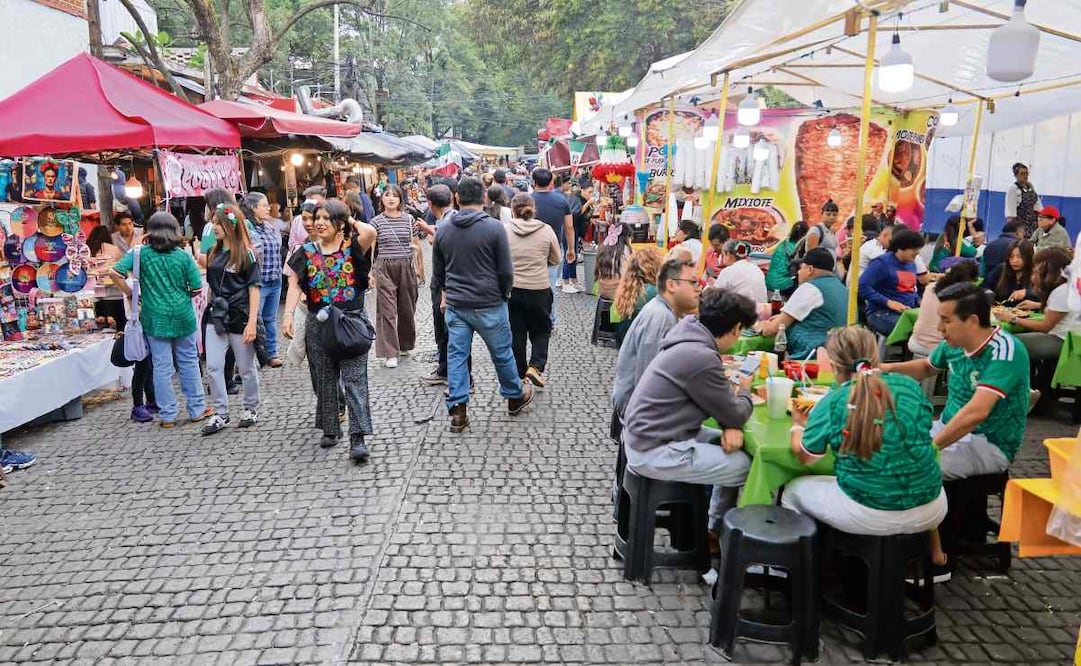 Familias degustaron de los antojitos ofrecidos en los distintos puestos colocados en el centro de Coyoacán. Foto: KARLA GUERRERO/EL UNIVERSAL