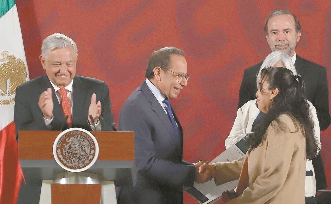 Carlos Salazar Lomelín, presidente del Consejo Coordinador Empresarial (centro), participó ayer en la conferencia de prensa mañanera del presidente Andrés Manuel López Obrador, en Palacio Nacional. Foto: BERENICE FREGOSO. EL UNIVERSAL