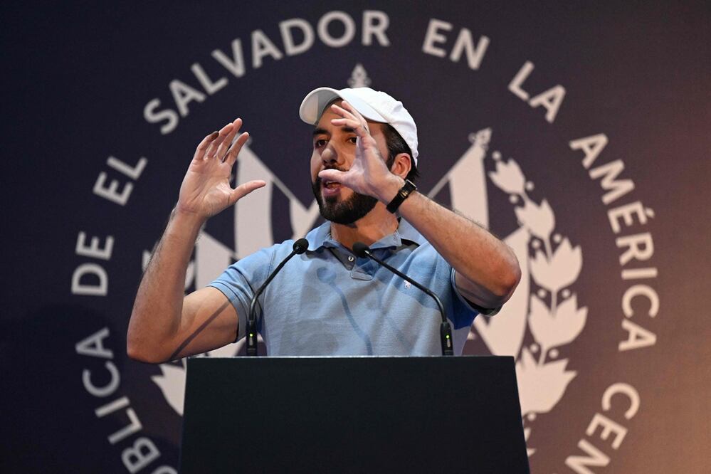 El presidente salvadoreño Nayib Bukele pronuncia un discurso tras emitir su voto en San Salvador. Foto: AFP