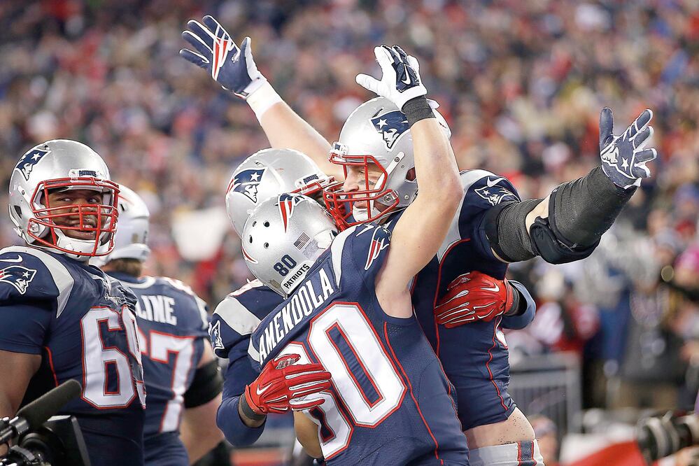Rob Gronkowski (der.) se convirtió en el ala cerrada con mayor cantidad de touchdowns en Playoffs, al llegar a ocho en su carrera (GREG M. COOPER. USA TODAY SPORTS)
