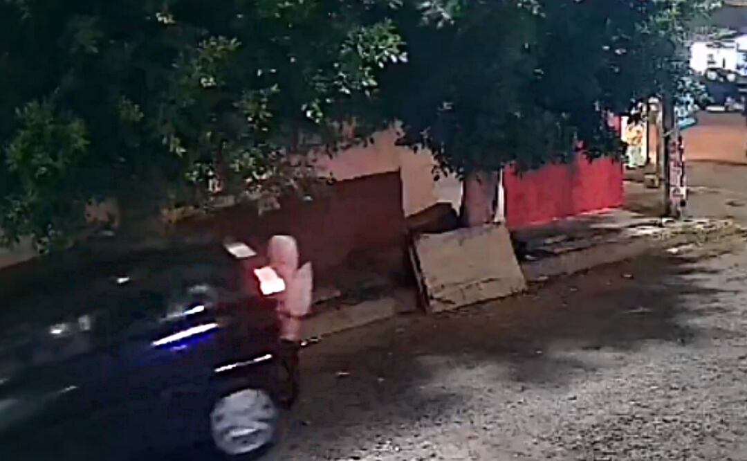 Momento exacto en que un vehículo atropella a una mujer de 85 años. La mujer queda debajo del auto y pide ayuda, pero el conductor huye del lugar. Foto: Especial